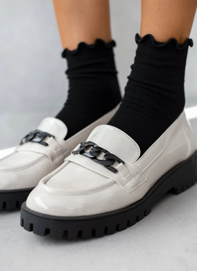 Ολοκαίνουργιο 👍 Loafers λουστρίνι με αλυσίδα Estil - Μπεζ 🎉 6 Ολοκαίνουργιο 👍 Loafers λουστρίνι με αλυσίδα Estil - Μπεζ 🎉 - Image 4