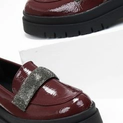 Πολύ καλή προσφορά ⌛ Loafers λουστρίνι με Strass Estil - Μπορντό 🌟 -Sneakers Κατάστημα loafers loustrini me strass estil 108765 e3rj