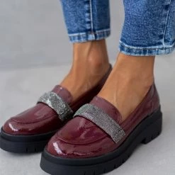 Πολύ καλή προσφορά ⌛ Loafers λουστρίνι με Strass Estil - Μπορντό 🌟 -Sneakers Κατάστημα loafers loustrini me strass estil 108765 jvn6