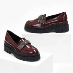 Πολύ καλή προσφορά ⌛ Loafers λουστρίνι με Strass Estil - Μπορντό 🌟 -Sneakers Κατάστημα loafers loustrini me strass estil 108765 rhow