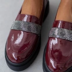 Πολύ καλή προσφορά ⌛ Loafers λουστρίνι με Strass Estil - Μπορντό 🌟 -Sneakers Κατάστημα loafers loustrini me strass estil 108765 ryf7
