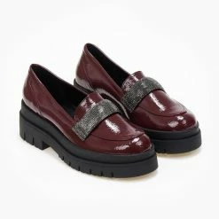 Πολύ καλή προσφορά ⌛ Loafers λουστρίνι με Strass Estil - Μπορντό 🌟 -Sneakers Κατάστημα loafers loustrini me strass estil 108765 vnc7