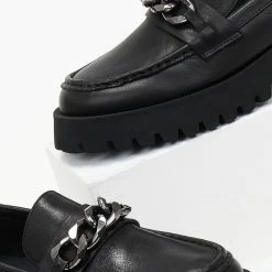 Εκπτωση 💯 Loafers δερμάτινα με αλυσίδα CARMELA 160358 - Μαύρο 🤩 -Sneakers Κατάστημα mokasinia dermatina me alusida carmela 160358 106178 avzx