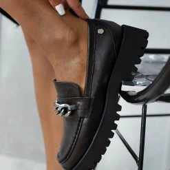 Εκπτωση 💯 Loafers δερμάτινα με αλυσίδα CARMELA 160358 - Μαύρο 🤩 -Sneakers Κατάστημα mokasinia me alusida carmela 160358 106178 3uhi