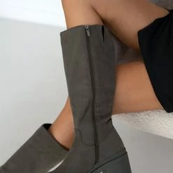 Φτηνός 🎉 Xti Footwear Μπότες Suede με τετράγωνο τακούνι Xti 140579 - Χακί 😍 -Sneakers Κατάστημα mpotes suede me tetragwno takouni xti 140579 105700 w39c