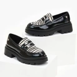 Προώθηση 😍 Xti Footwear Loafers λουστρίνι με οικολογικό Ponyskin Xti 140215 - Zebra 🥰 16 Προώθηση 😍 Xti Footwear Loafers λουστρίνι με οικολογικό Ponyskin Xti 140215 - Zebra 🥰 -Sneakers Κατάστημα oxfords me oikologiko ponyskin xti 140215 106399 2pou