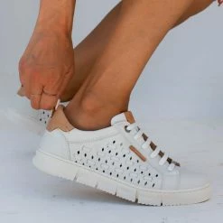 Καλύτερη πώληση 👏 Sneakers δερμάτινα με διάτρητο σχέδιο CARMELA 68568 - Λευκό ⭐ -Sneakers Κατάστημα sneakers dermatina me diatrito sxedio carmela 6856 103573 2w4h