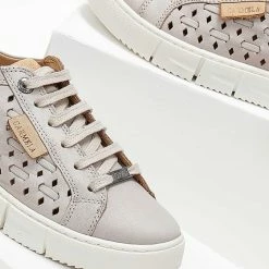 Flash Sale 🌟 Sneakers δερμάτινα με διάτρητο σχέδιο CARMELA 68568 - Πάγου 🥰 -Sneakers Κατάστημα sneakers dermatina me diatrito sxedio carmela 6856 103574 5n6s