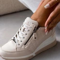 Καλύτερη πώληση ❤️ Xti Footwear 👟 Sneakers Wedges δερματίνη με καπιτονέ σχέδιο Xti 140063 - Μπεζ 🔔